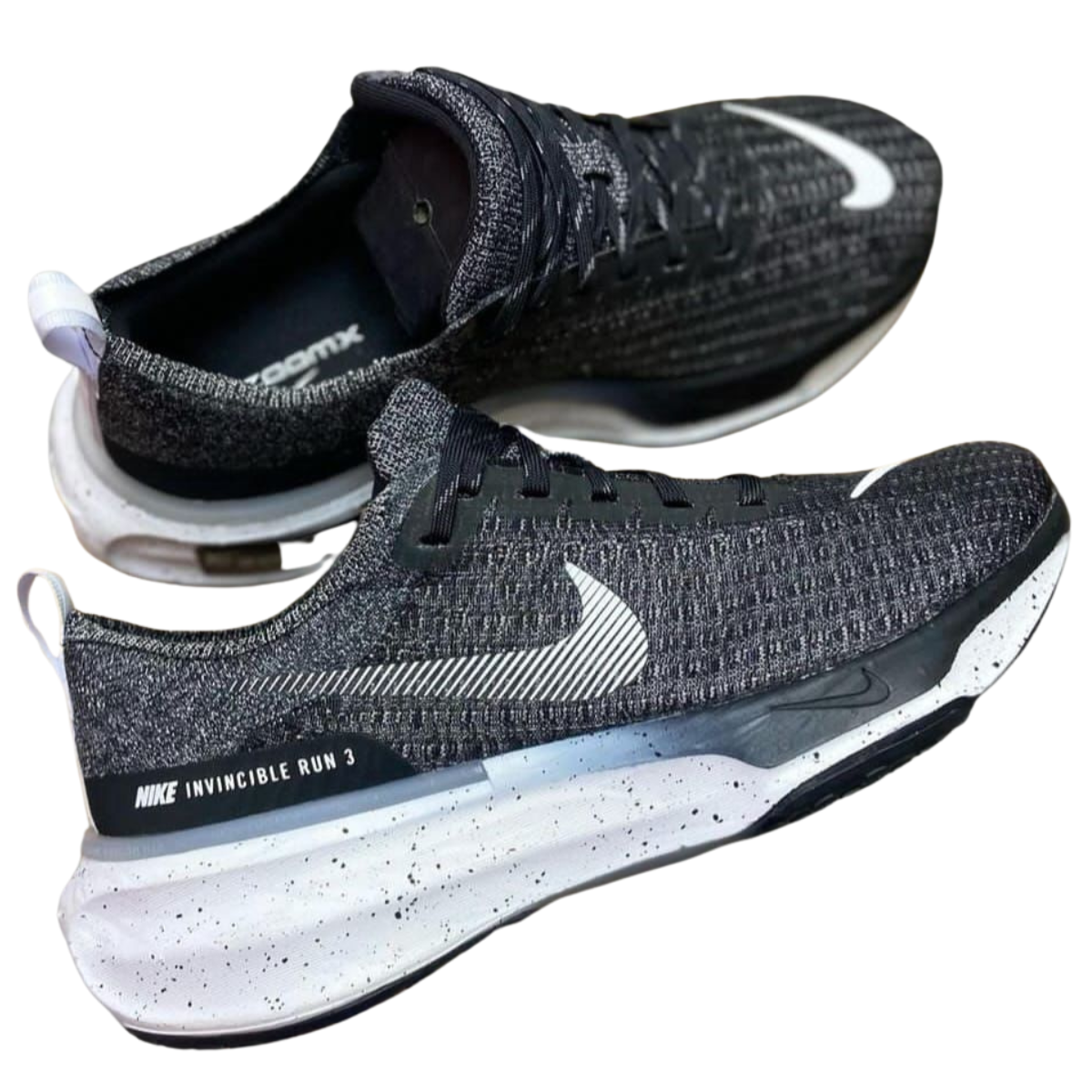 Comprar Zapatillas Nike ZoomX Invincible Run Flyknit 3 Hombre. Si buscas las mejores zapatillas para correr, las Nike ZoomX Invincible Run Flyknit 3 Hombre son ideales para ti. En Onlineshoppingcenterg, te ofrecemos este modelo diseñado para brindarte confort, amortiguación y rendimiento en cada paso. ¡Descubre por qué son las favoritas de corredores en todo el mundo!  ¿Por qué comprar las Nike ZoomX Invincible Run Flyknit 3 Hombre? Las Nike ZoomX Invincible Run Flyknit 3 Hombre son perfectas para corredores que buscan:  Amortiguación avanzada: la espuma ZoomX proporciona suavidad y retorno de energía en cada pisada. Diseño Flyknit: ajusta como un calcetín para mayor comodidad y soporte. Durabilidad: ideales para entrenamientos largos y repetidos. Además, este modelo mejora las características del popular Nike Invincible Run 2 Hombre, ofreciendo una pisada más estable y soporte optimizado.  Características destacadas de las zapatillas Nike ZoomX Invincible 1. Tecnología de amortiguación ZoomX La espuma ZoomX es conocida por su capacidad de absorber el impacto y devolver energía, haciéndolas ideales para largas distancias. Tanto si entrenas en asfalto como en caminos, estas zapatillas reducen el cansancio muscular.  2. Diseño versátil y moderno El Flyknit 3 combina un ajuste perfecto con materiales ligeros y transpirables, lo que garantiza comodidad durante todo el día. Además, el diseño elegante es apto tanto para entrenamientos como para uso casual.